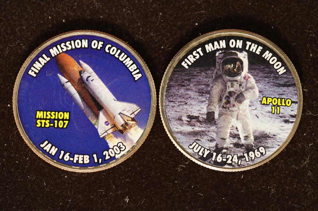 2 COLORIZED BRILLIANT UNC JFK HALF DOLLARS: (1 of 2)