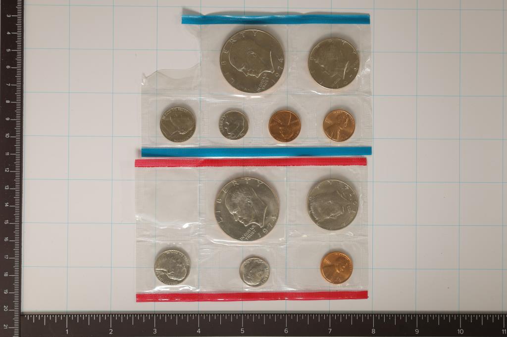 1974 US MINT SET (UNC) P/D/S (WITHOUT ENVELOPE): THIS IS AN OFFICIAL US PACKAGED P/D/S SET, IT DOES NOT CONTAIN A SEPARATE PACK OF "S" ONLY COINS, BOTH QUARTERS ARE MISSING