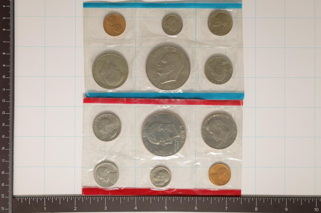 1977 US MINT SET (UNC) P/D (WITHOUT ENVELOPE) (1 of 2)