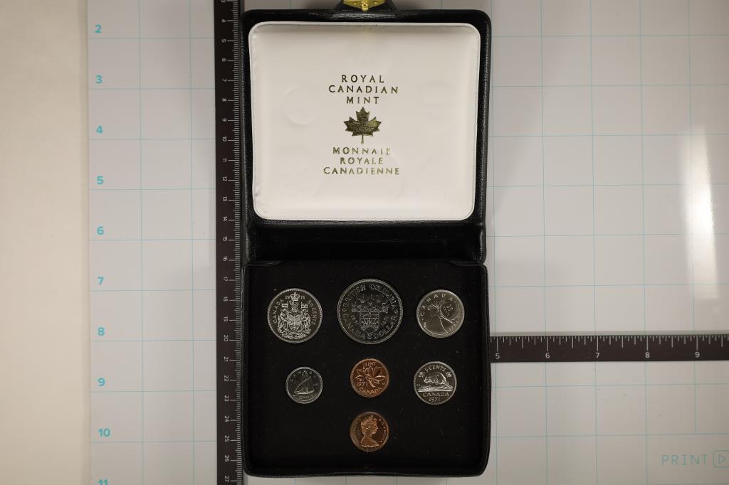 1971 CANADA DOUBLE CENT SET IN BLACK CASE (1 of 2)