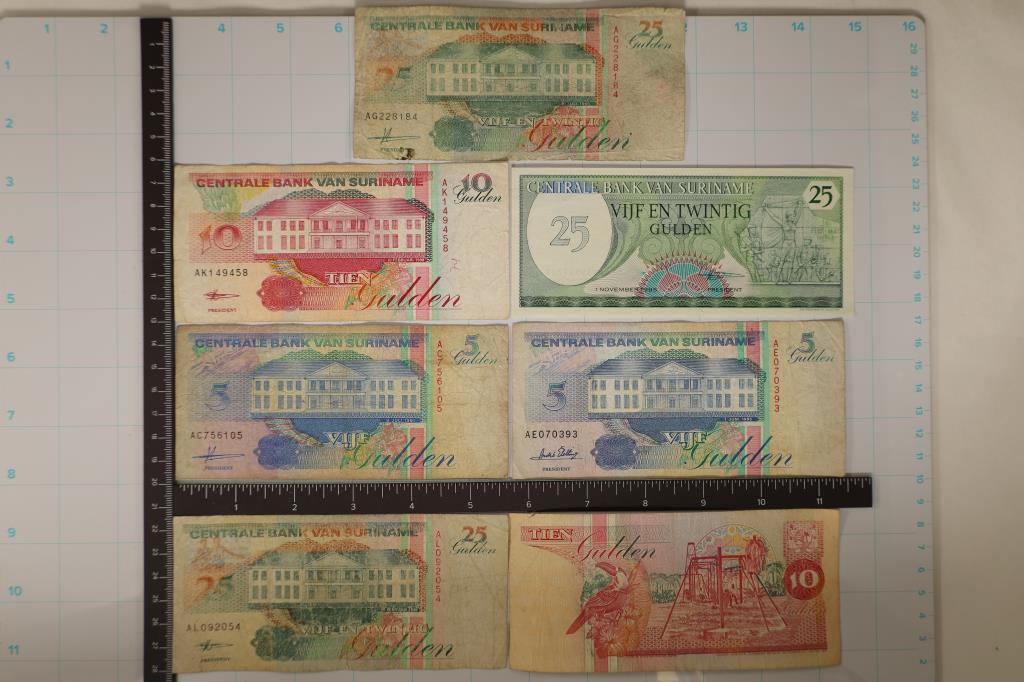 7 BANK OF SURINAME BILLS: 2-1995 FIVE GULDENS,: 2-1996 TEN GULDENS, 2-1991 TWENTY-FIVE GULDENS AND 1-1995 TWENTY-FIVE GULDEN (CRISP UNC)