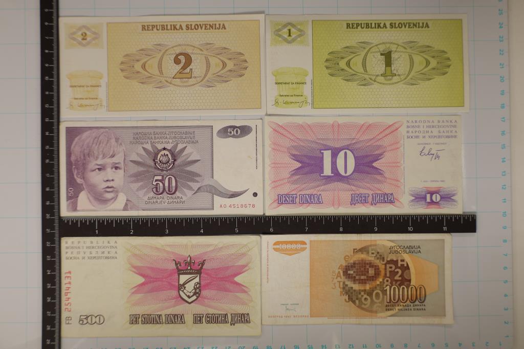 4 YUGOSLAVIA & 2 SLOVENJIA BILLS: 10, 50, 500 &: 10,000 DINARA (YUGOSLAVIA) AND 1 & 2 TOLAR CRISP UNC (SLOVENIA)