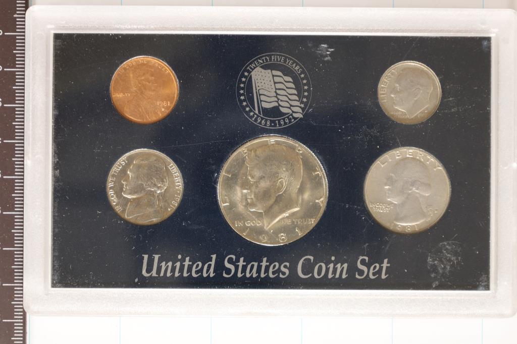 1981 US YEAR SET IN HARD PLASTIC CASE NO BOX (1 of 2)