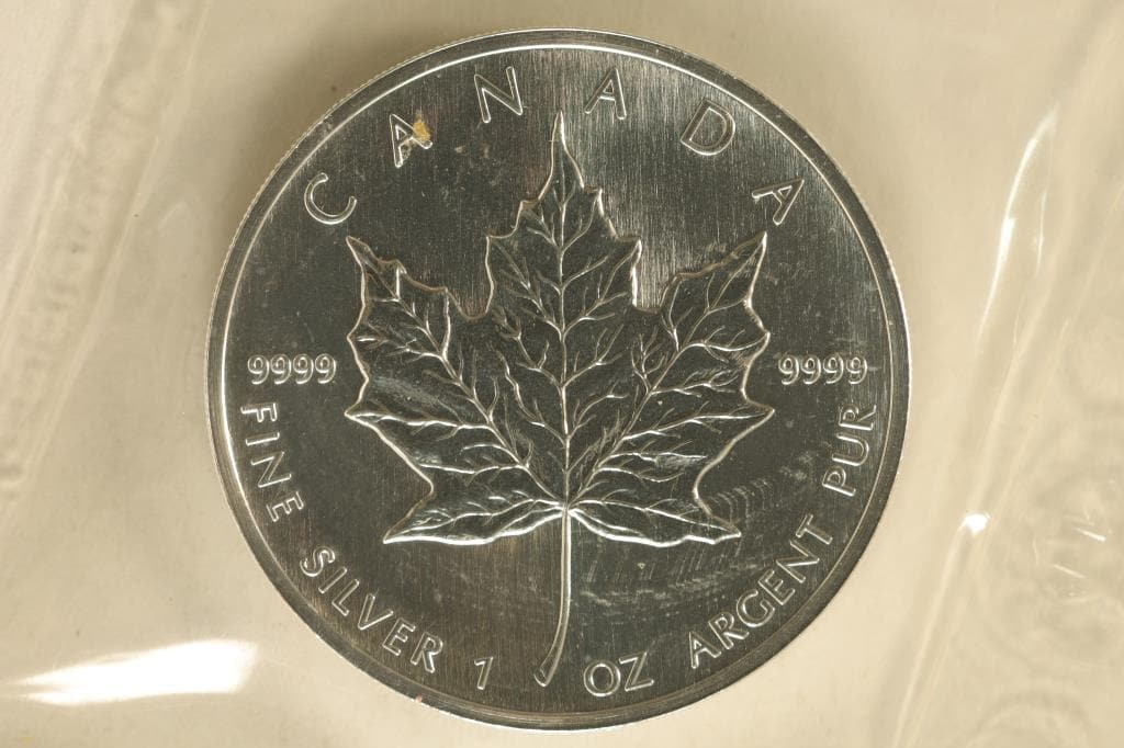 1990 CANADA SILVER $5 MAPLE LEAF. PROOK LIKE (1 of 2)
