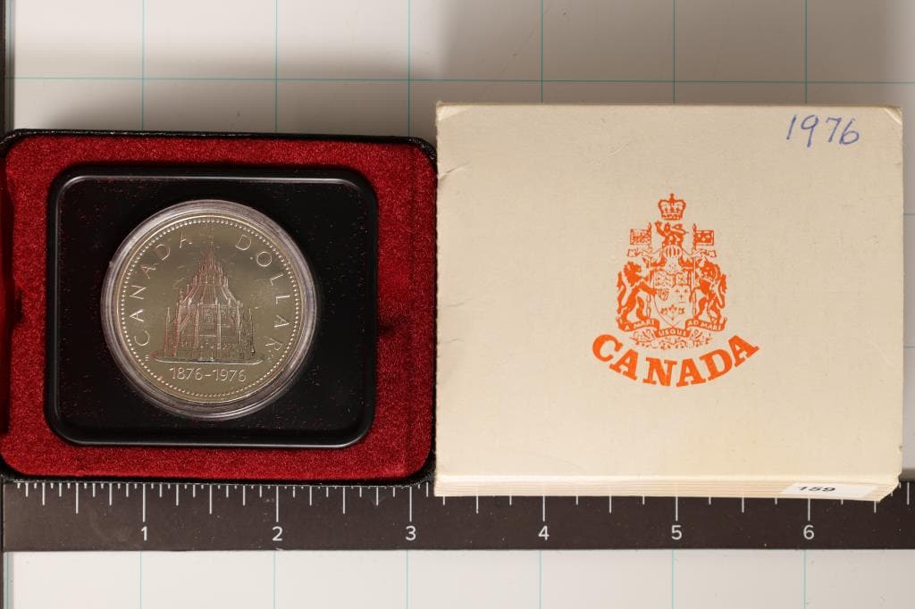 1976 CANADA SILVER UNC DOLLAR .375 OZ. ASW (1 of 2)