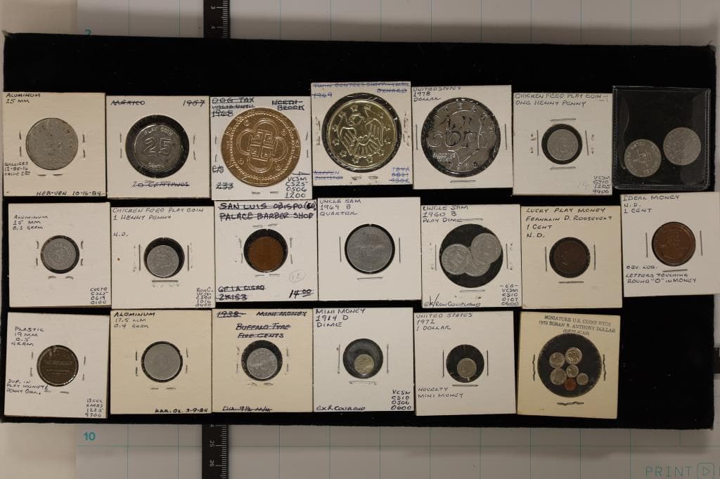 28-MINIATURE REPLICA OF US COINS & PLASTIC / METAL: PLAY MONEY & TOKENS.