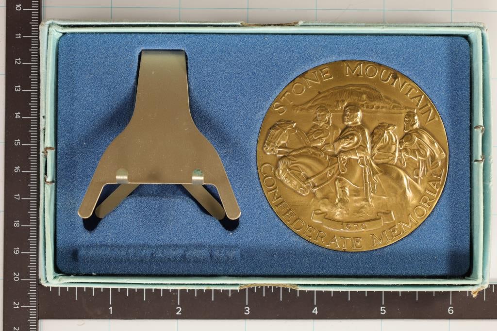 THE MEDALLIC ART COMPANY 4.96 OZ. STONE MOUNTAIN: CONFEDERATE MEMORIAL BRONZE MEDAL, IN ORIGINAL MINT PACKAGING WITH STAND