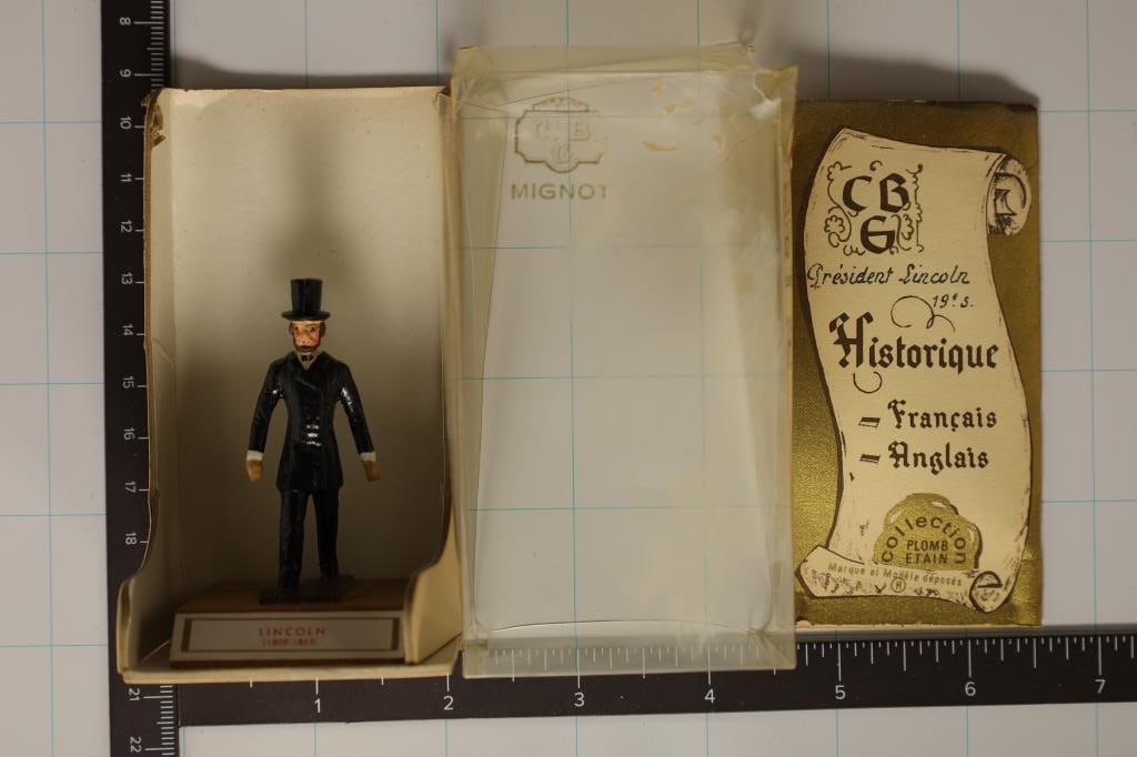 ABRAHAM LINCOLN FIGURINE 3" X 1 1/2" X 1 1/2" (1 of 2)