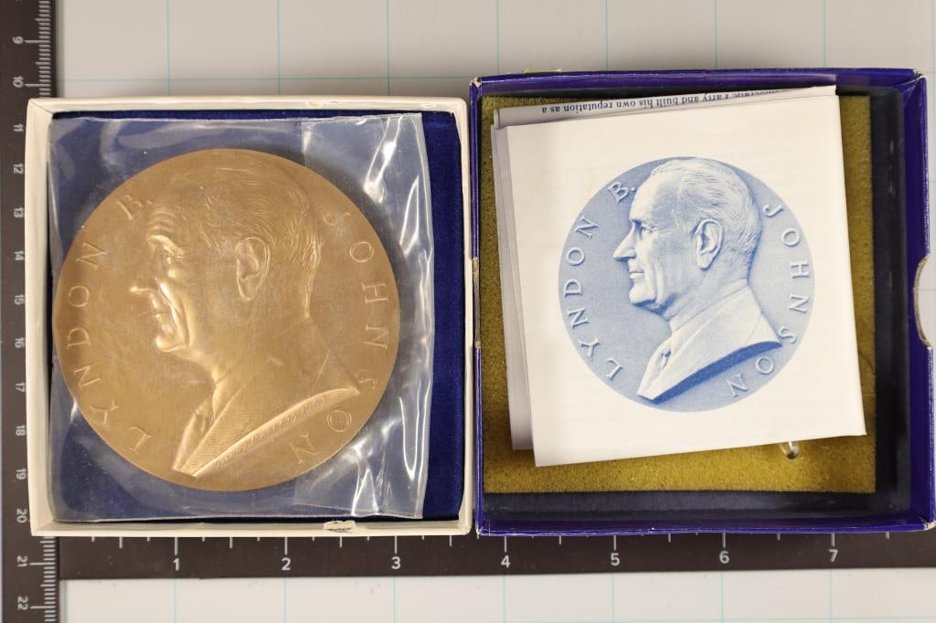 3 1/2'' BRONZE MEDAL LYNDON B. JOHNSON WITH STAND (1 of 3)