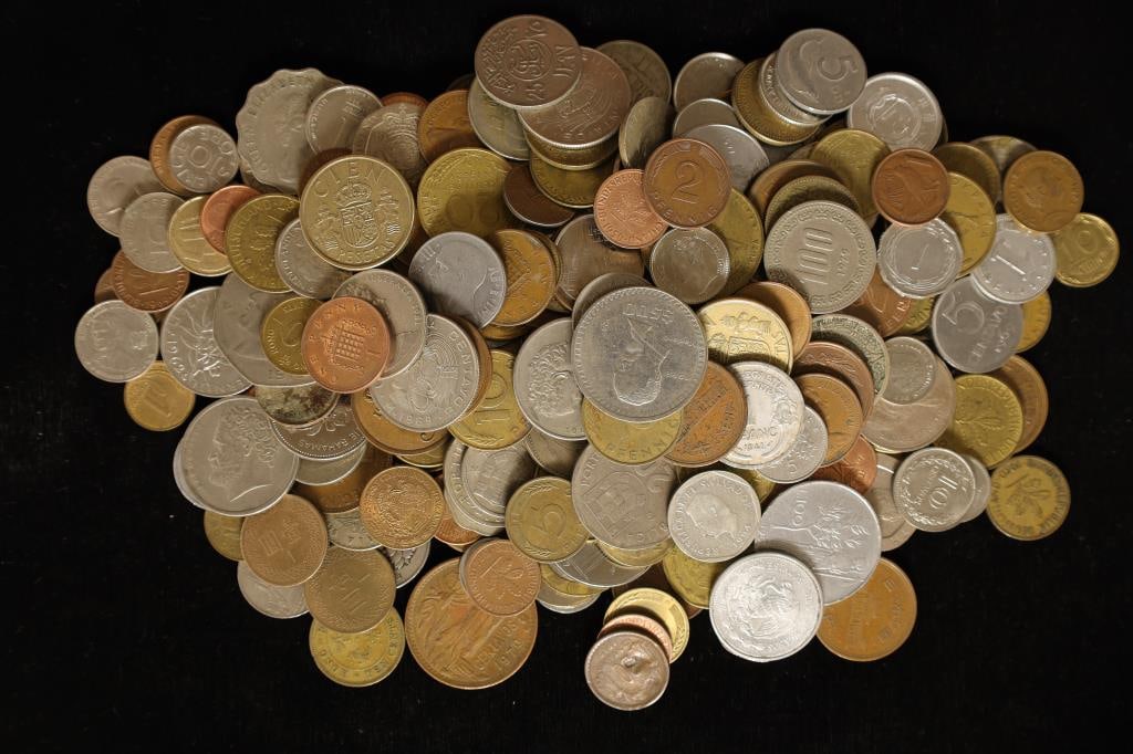 2 POUNDS OF ASSORTED FOREIGN COINS FUN TO GO (1 of 2)