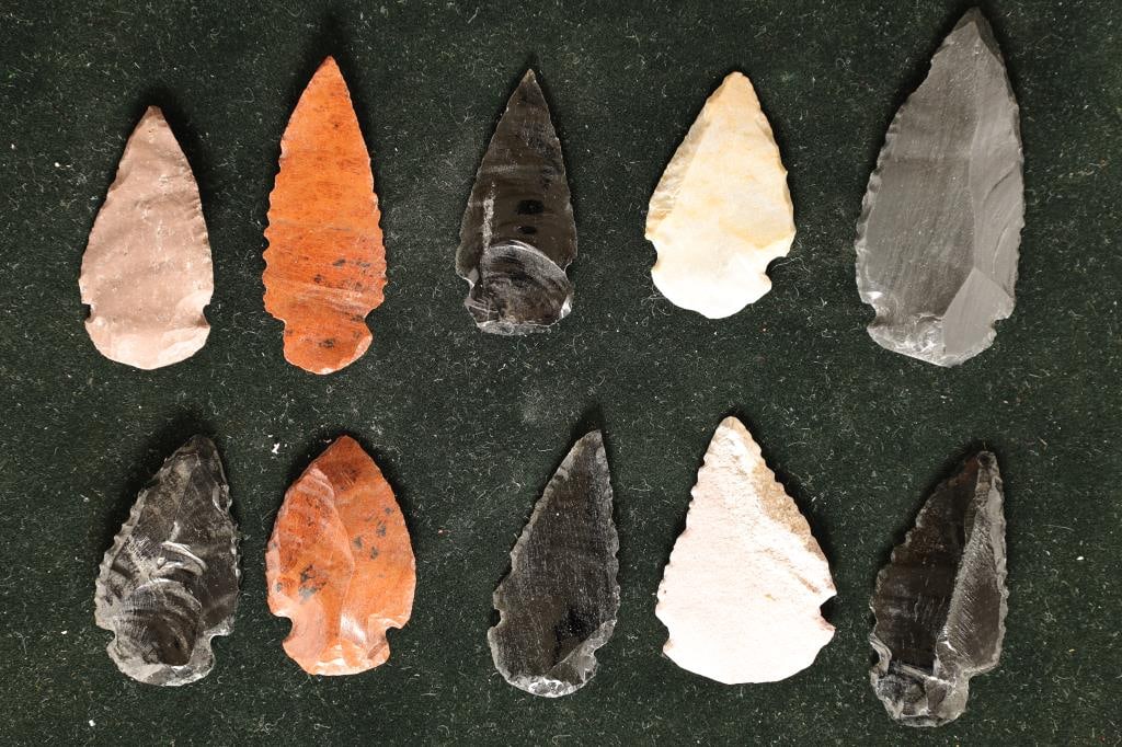 10 ASSORTED 2"-3" STONE INDIAN ARROWHEADS (1 of 2)