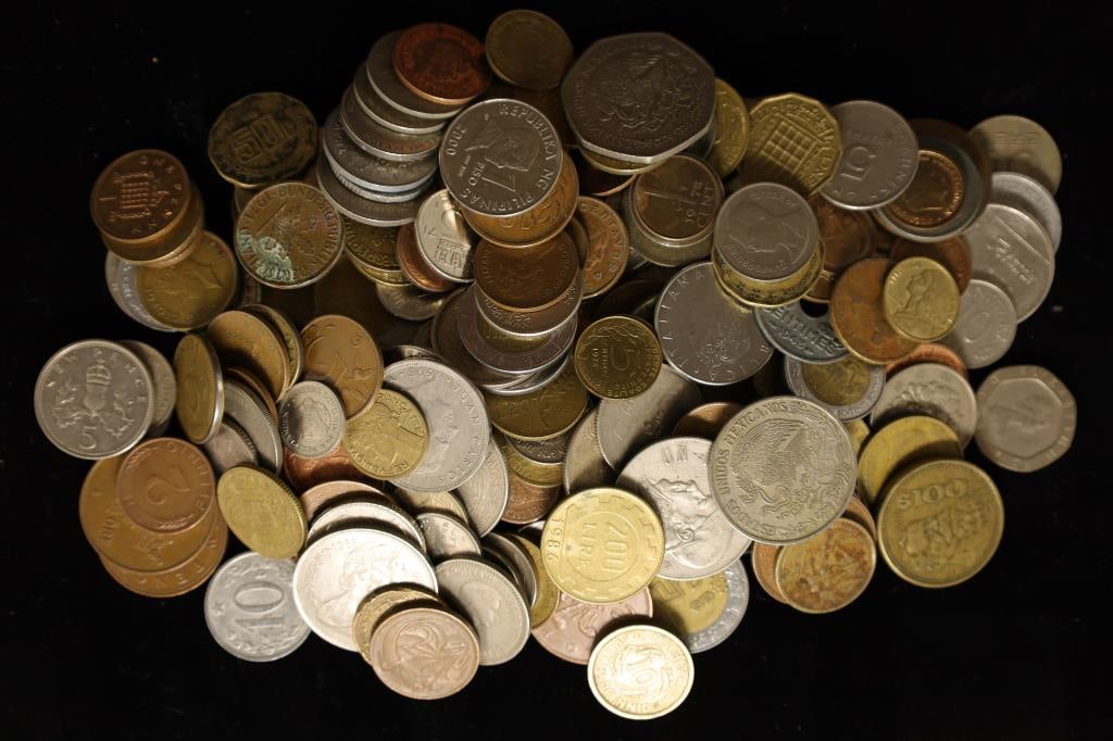 2 POUNDS OF ASSORTED FOREIGN COINS FUN TO GO (1 of 2)