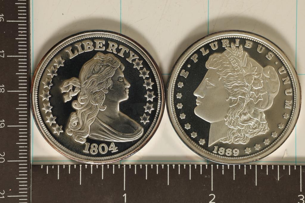 2 PROOF REPLICAS OF US COINS: 1804 US DOLLAR &: 1889 MORGAN DOLLAR (BOTH WITH SERIAL NUMBERS) BOTH IN HARD PLASTIC CAPSULES.