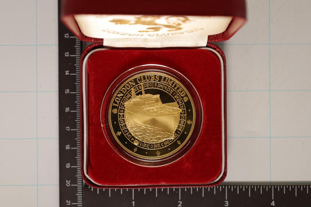 QUEEN ELIZABETH TWO GOLD COLORED TOKEN 1 3/4" (1 of 4)