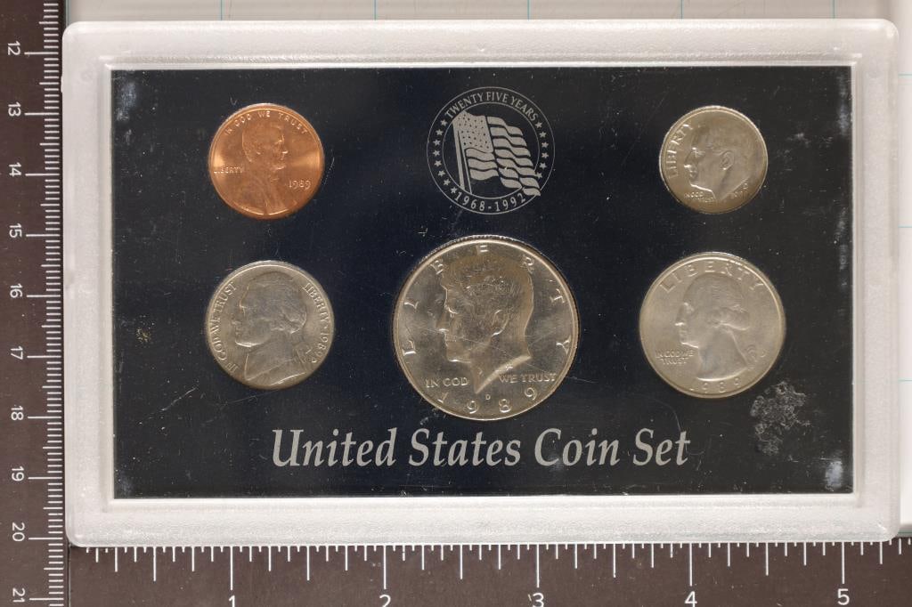 1989 US YEAR SET IN HARD PLASTIC CAPSULE (1 of 2)