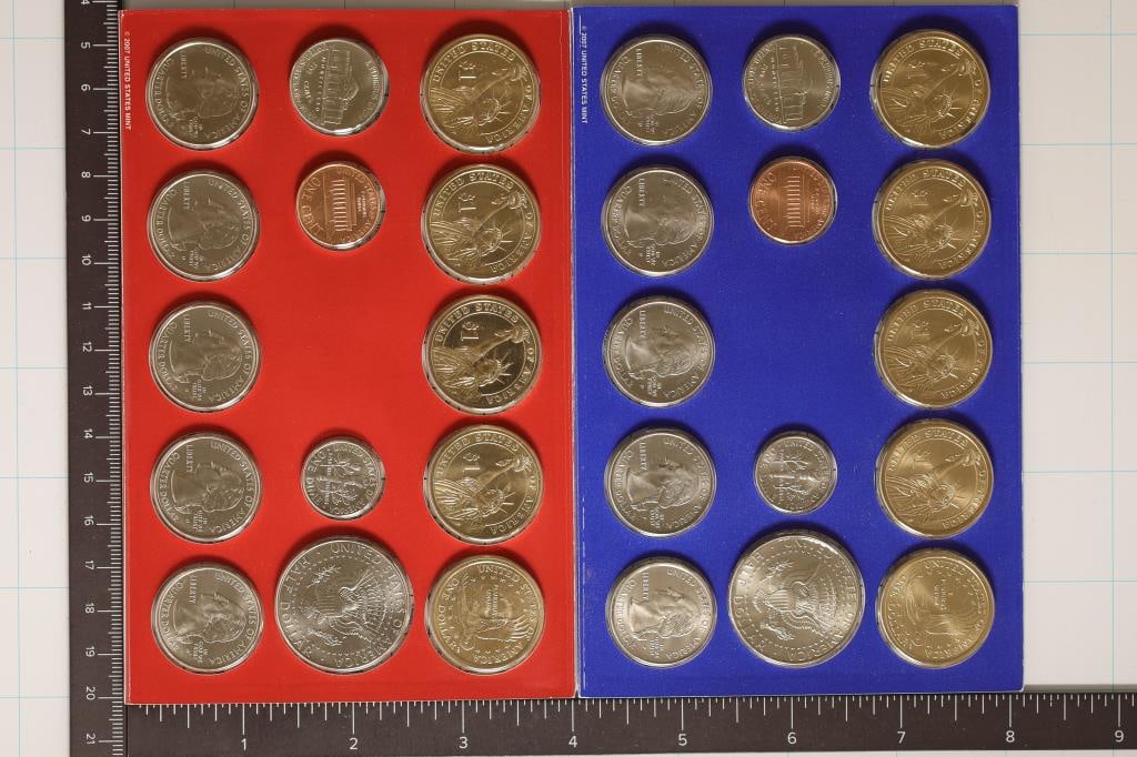 2007 US MINT SET (UNC) P/D ON CARDS (1 of 2)