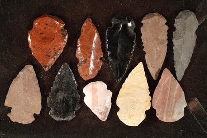 10 ASSORTED ARROWHEADS: 1 1/2"- 1 3/4" IN LENGTH