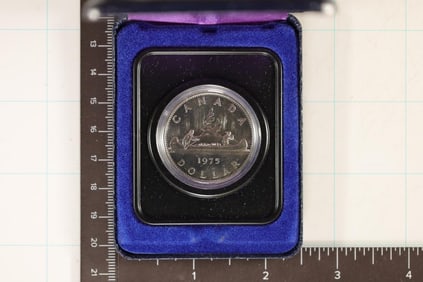 1975 CANADA UNC DOLLAR IN BLUE FLIP CASE. ORIGINAL