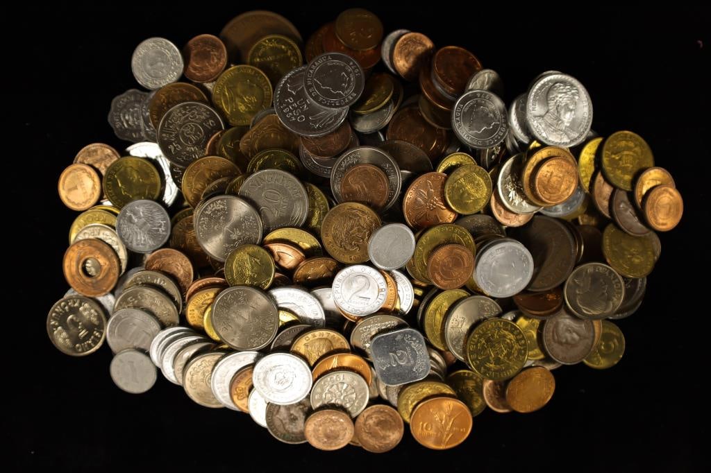 2 LBS APRROX. OF ASSORTED FOREIGN COINS. MANY BU (1 of 3)