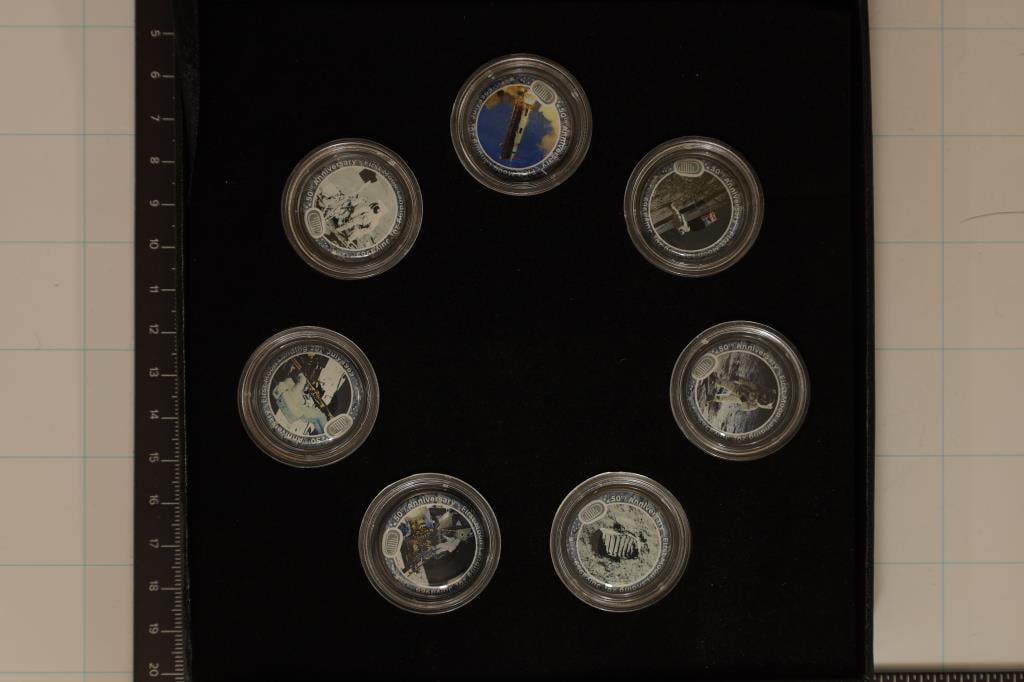 FIRST MOON LANDING 1969 COLORIZED US QUARTER: COLLECTION WITH CERTIFICATE AND OUTER BOX. ALL COINS ARE IN HARD PLASTIC CAPSULES. THE FINISH OF THE COINS IS COLD ENAMEL