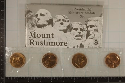 MT. RUSHMORE PRESIDENTIAL MINI MEDALS SET 4-1.25"
