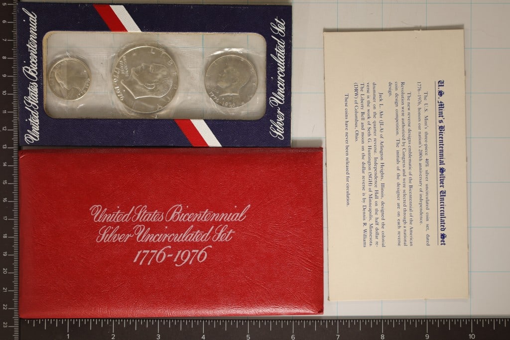 1976 SILVER 3 COIN BICENTENNIAL UNC SET IN RED (1 of 2)
