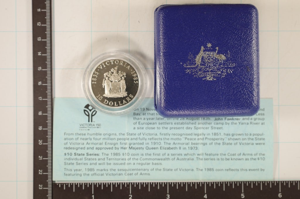 1985 STERLING SILVER AUSTRALIAN $10 COIN 34MM: 20 GRAMS, IN ROYAL AUSTRALIAN MINT PACKAGING, VICTORIA 150 YEARS 1835-1985