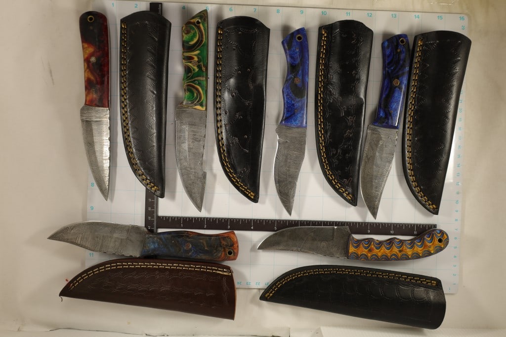 6 DAMASCUS STEEL BRAND NEW KNIVES WITH LEATHER: SHEETHS. 1- 7 3/4", 4-8" & 1-8 1/2". MAKE GREAT GIFT, KITCHEN, HUNTING KNIVES, ETC. SOME RUST NOTED ON A KNIFE