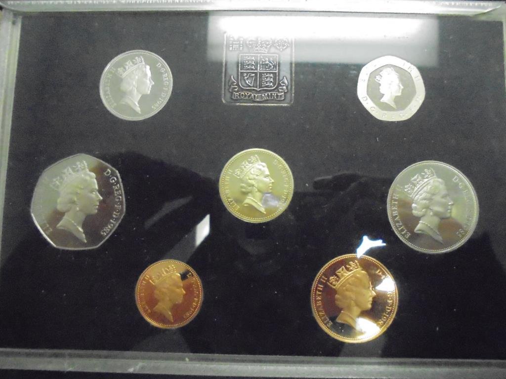 1985 UNITED KINGDOM PROOF SET ORIGINAL ROYAL MINT (1 of 2)