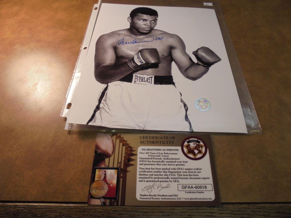 MUHAMMAD ALI 8X10 AUTOGRAPGHED PICTURE WITH CFA: CERTIFICATE