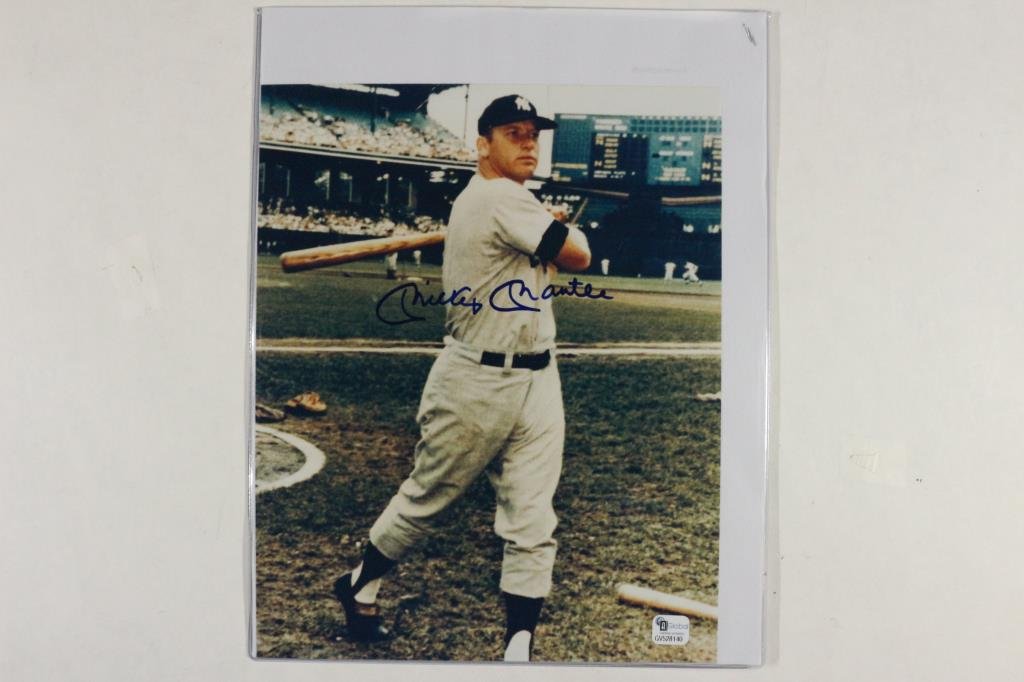 MICKEY MANTLE 7 3/4" X 9 3/4" AUTOGRAPHED PICTURE (1 of 2)