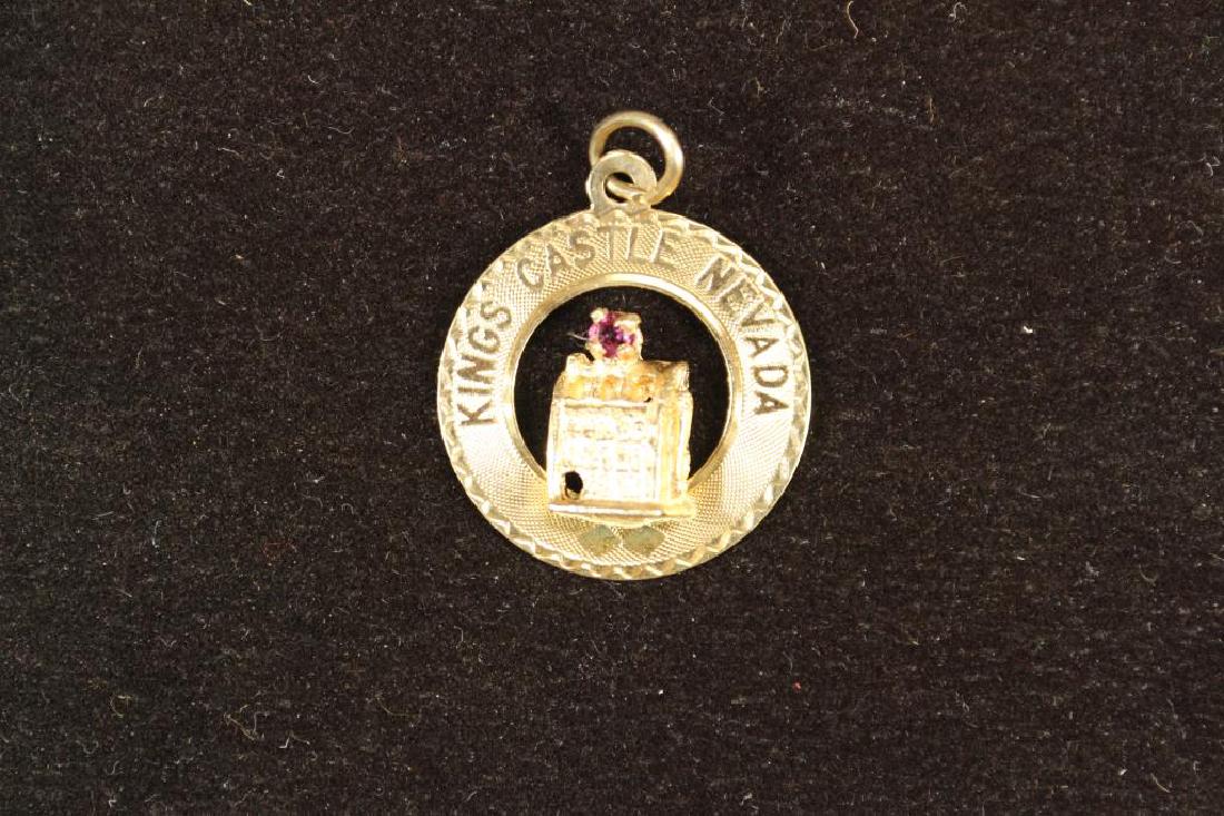 APPROX. 1.7 GRAM 14KT GOLD KINGS CASTLE NEVADA: CHARM WITH SLOT MACHINE AND RED STONE