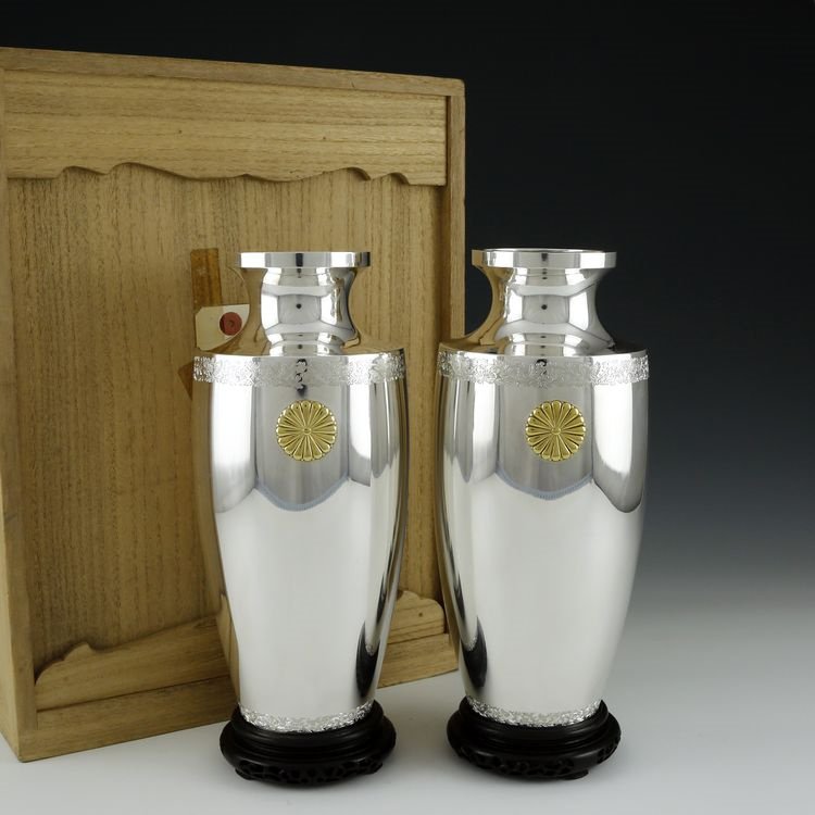 Mikado Royal Emblem Silver sixteen petal chrysanthemum (1 of 10)