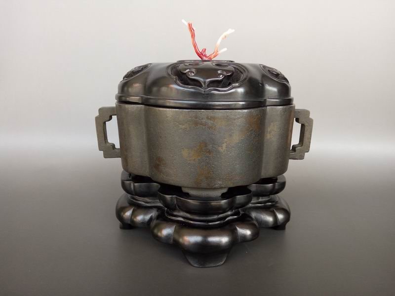 Chinese18/19 century incense burner: Cover with ZItan production, decoration above the red coral