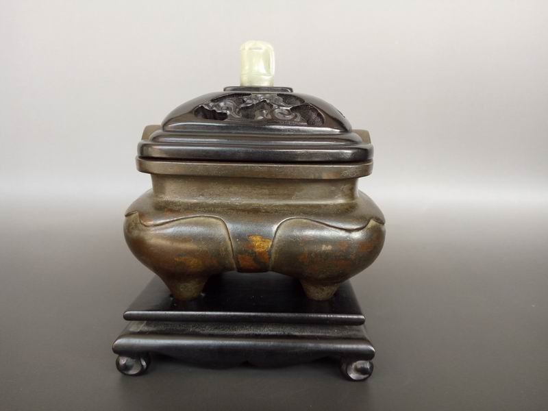 Chinese18/19 century incense burner: Cover with self-bomb production, inlaid jade