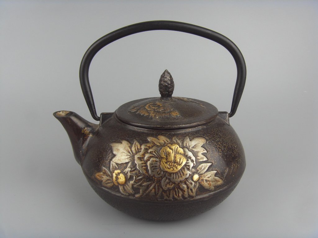 Japanese-style hand-iron kettle (1 of 6)