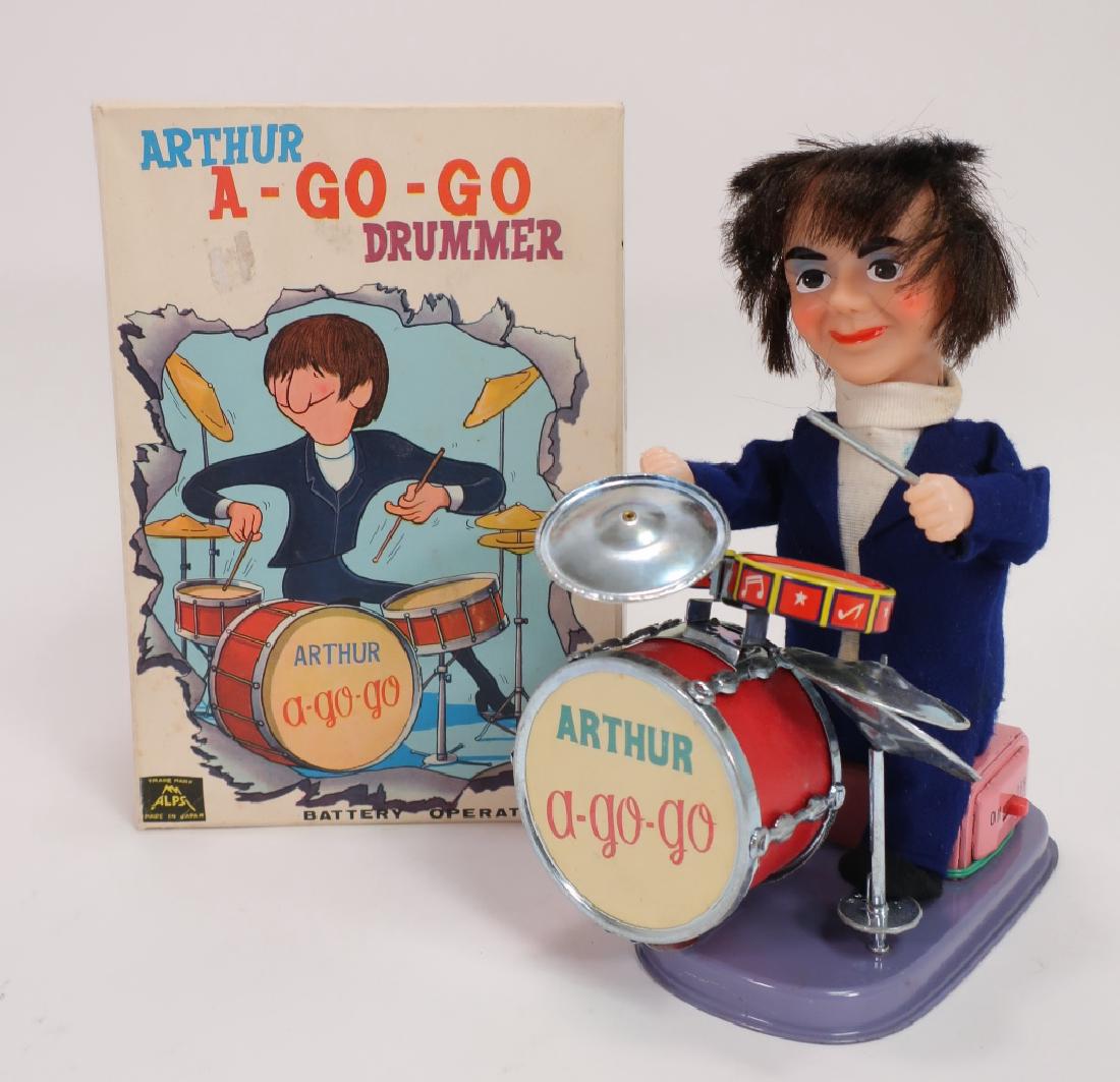 ARTHUR A-GO-GO Drummer Beatles Ringo Toy 60's: The unlicensed Beatles item depicting a moptopped Ringo Starr on the drums. Includes original box with all four Beatles depicted on the both long sides, Ringo depicted on top and both short sides. NOT