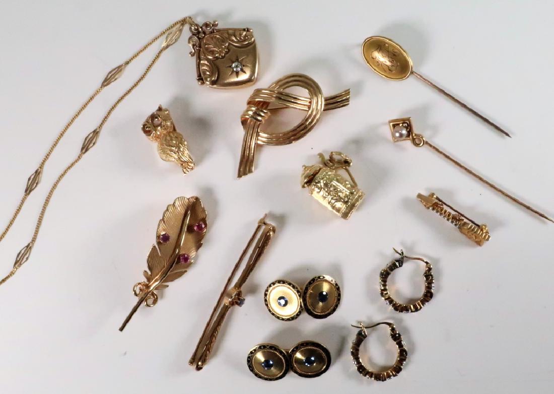 Lot of 10 14 kt Gold Jewelry Vict Locket Cufflinks: Lot of 10 14 kt Gold Jewelry, Brooches Cufflinks, Stick Pins & Bar Pins, Victorian Locket with a13 pt mine-cut diamond on an 18 kt pierced linked 12" chain, pair of Cufflinks enamel and sapphires, 14 
