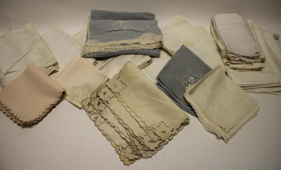 Lot of Table Cloths, Napkins, Place Mats Etc. Lace: Various sizes QGMAL7133/lot WT