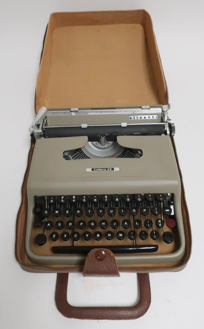 Olivetti Portable Typewriter, Lettera 22, Cased: 13 by 11.5 ABAU7475 WT