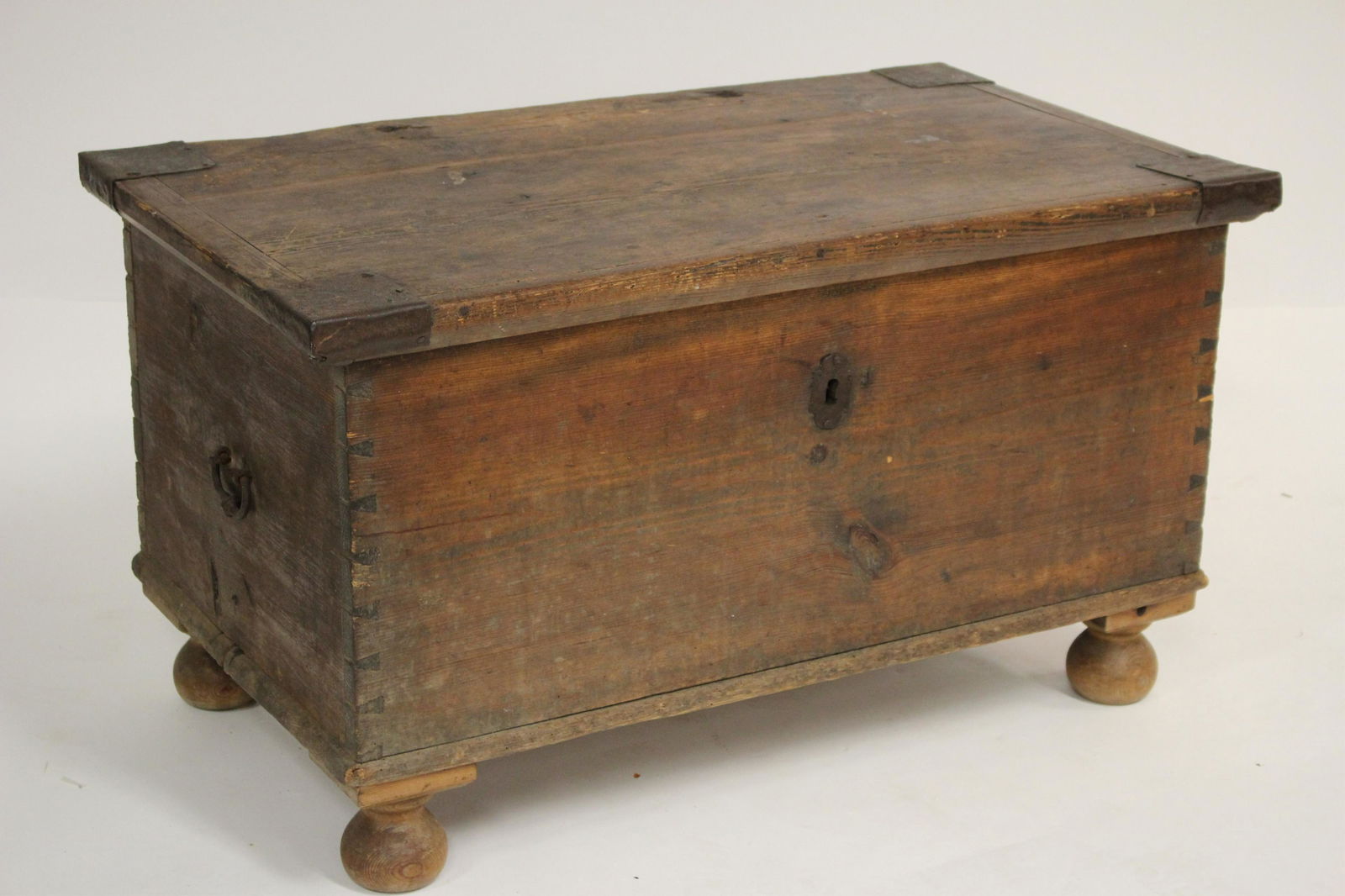 Early American Pine Blanket Chest (1 of 5)