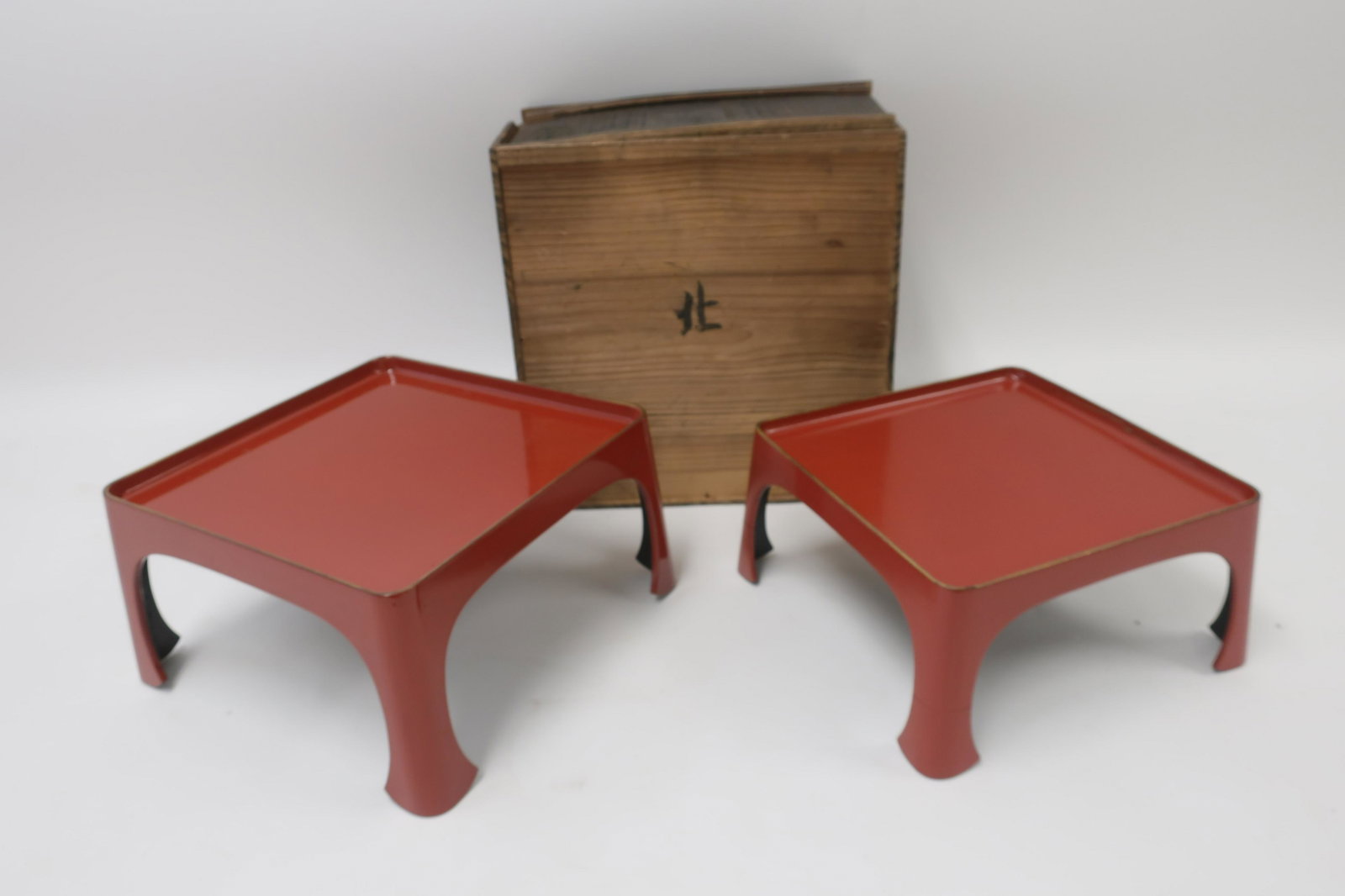 Japanese Red Lacquer Low Nesting Tables, 19th C: Gilt rims Larger 7 H x 13" square (DACHA852)(WT)
