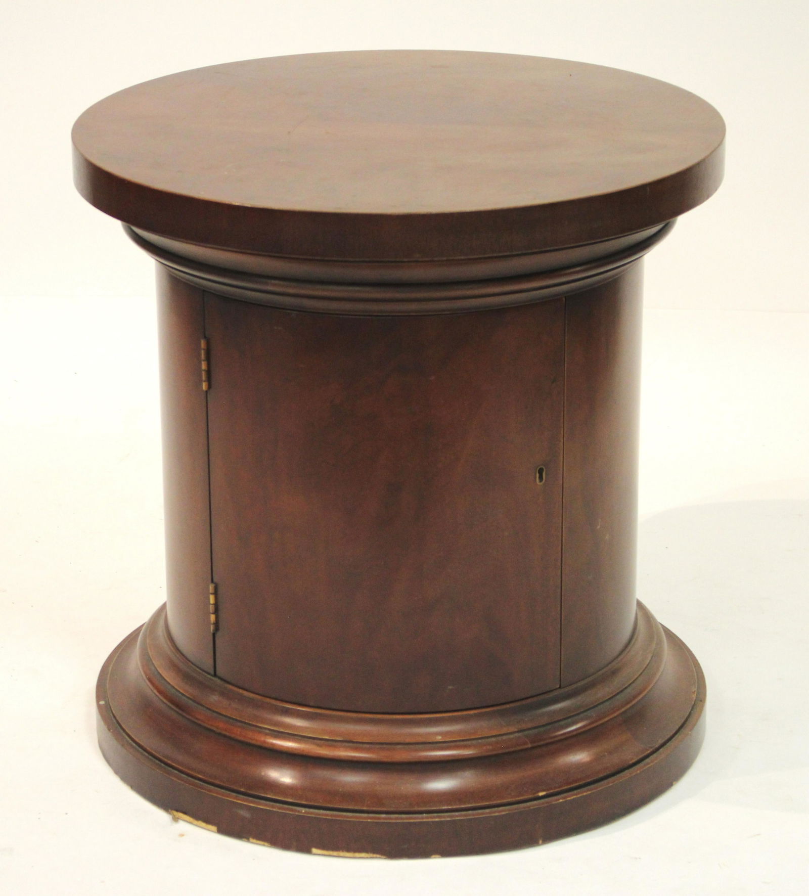 Polo Ralph Lauren Mahogany Pedestel Cabinet: 25.25 H x 25 diam Litchfield Auctions is honored to offer Selections from the Collection of Peter Tillou. Peter has enjoyed wide renown across the United States and Internationally over his seventy-ye