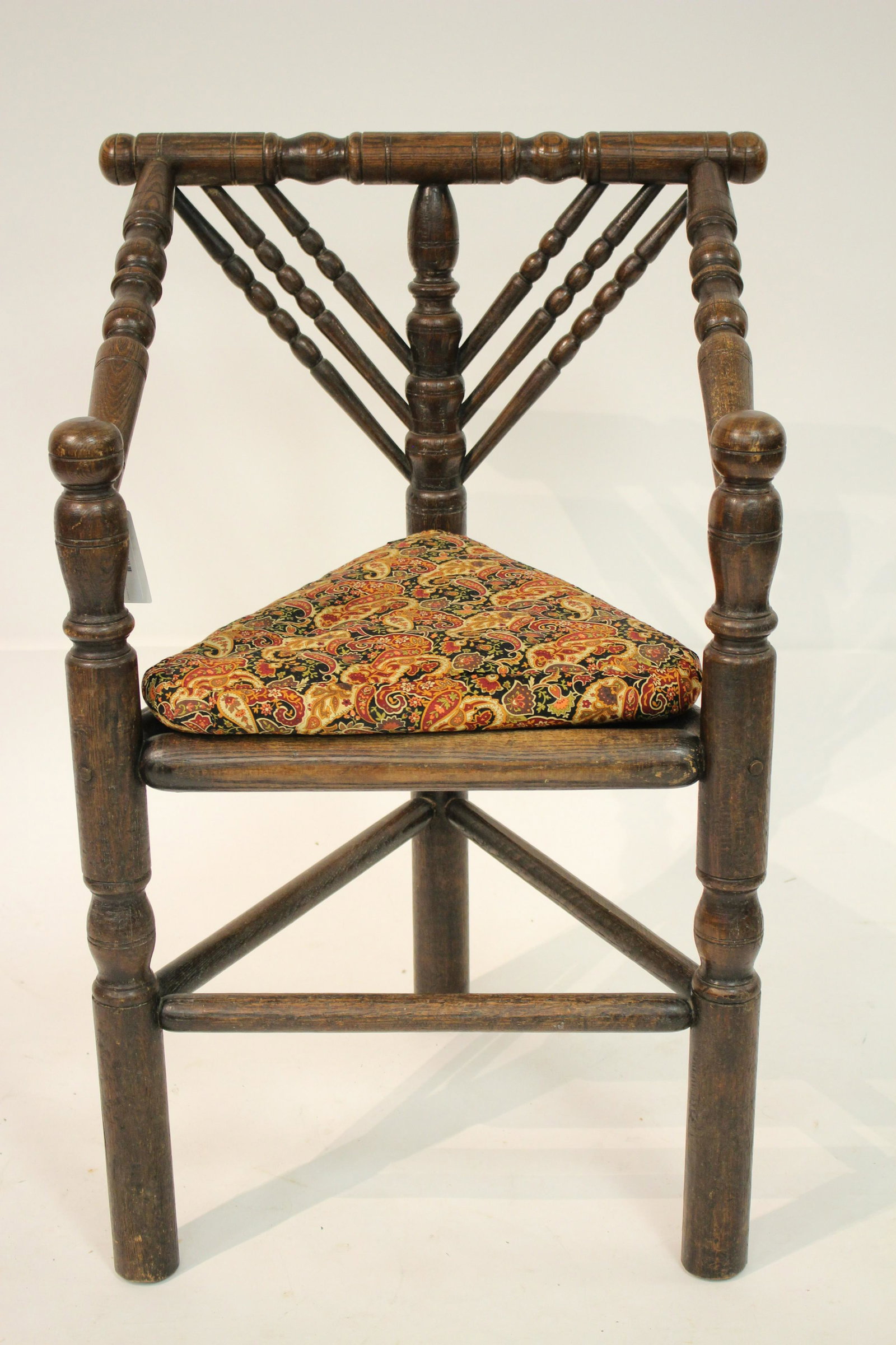 Elizabethan Style Turned Oak Corner Armchair: 35.25 H x 23.5 W x 18.5 D (ANDRU923)(MS)