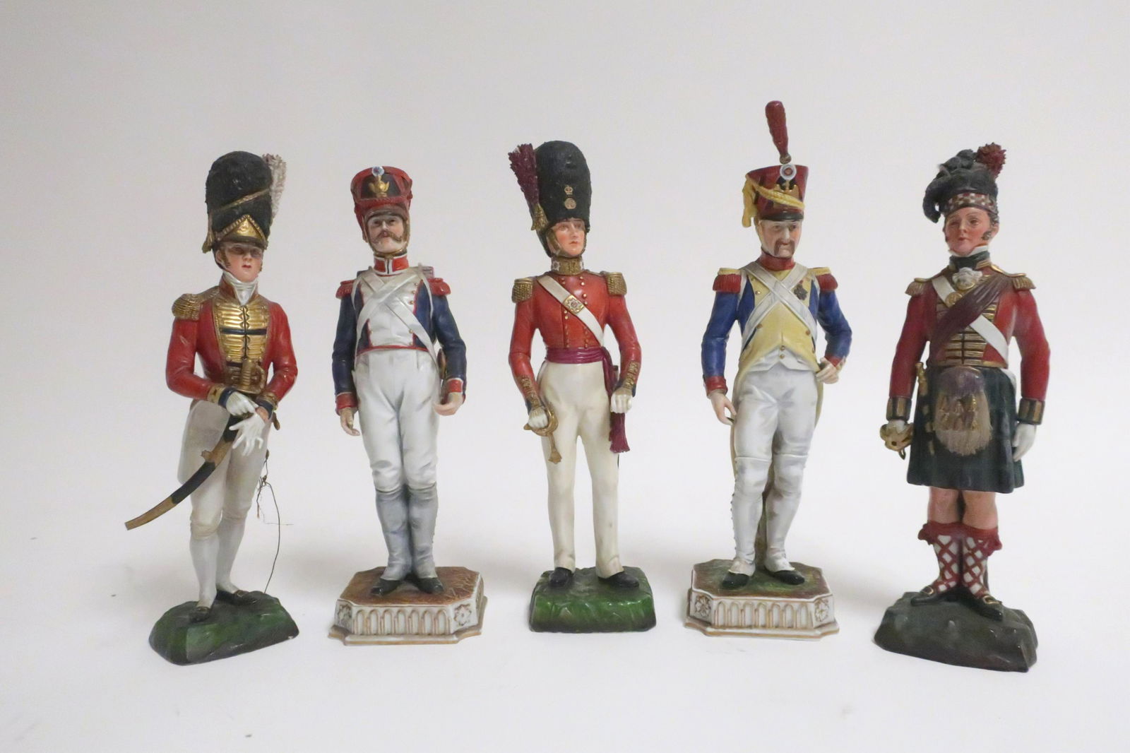 5 Porcelain Military Guards: Sitzendorf and capodimonte. 10.5h to 11.5h (QLIV2120/5)(WT)