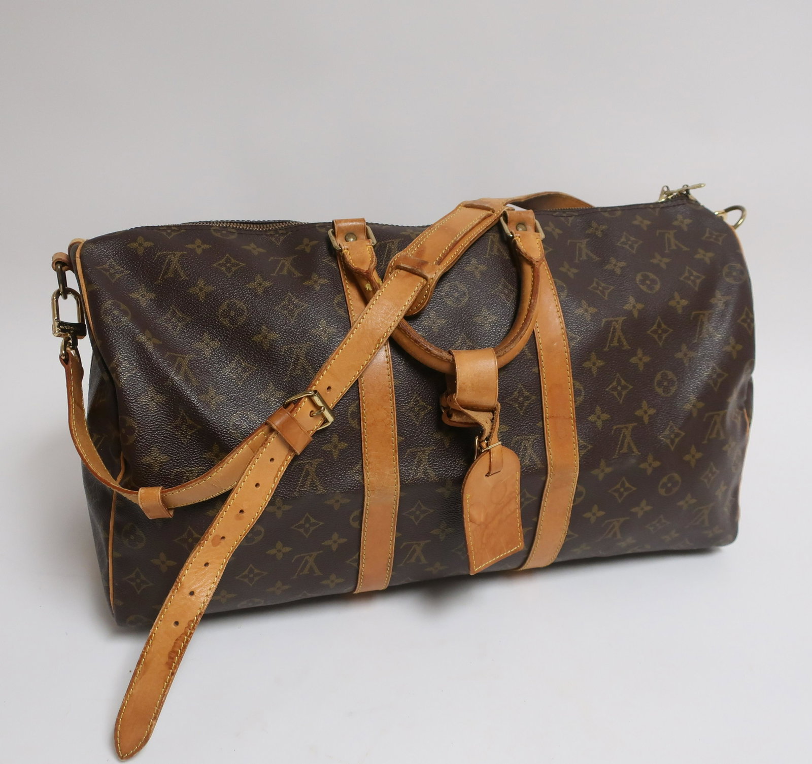 Louis Vuitton Keepall Bandouliere 50: Luggage tag and handle buckle. Product code TH0975 (GLO862)(EL)