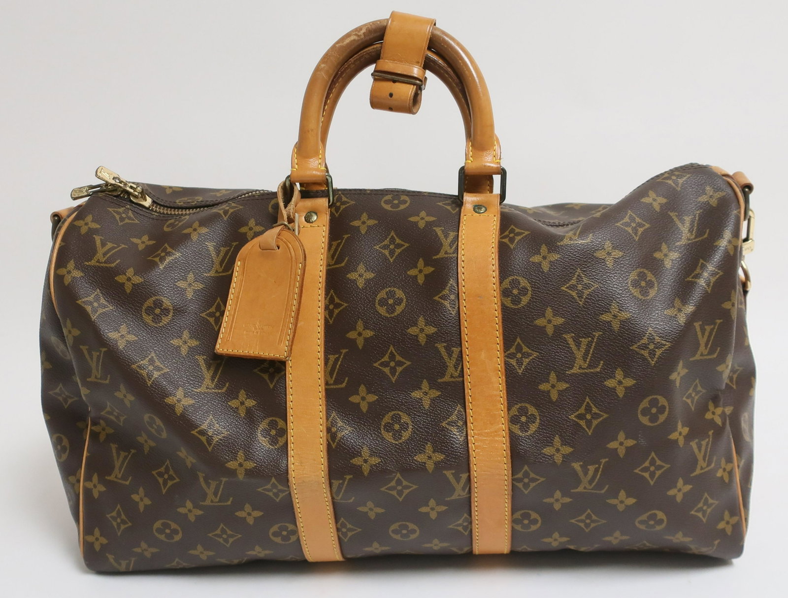 Louis Vuitton Keepall Bandouliere 45: Monogram exterior, brown canvas interior. Luggage tag and handle buckle. Product code VI8907 (GLO841)(EL)
