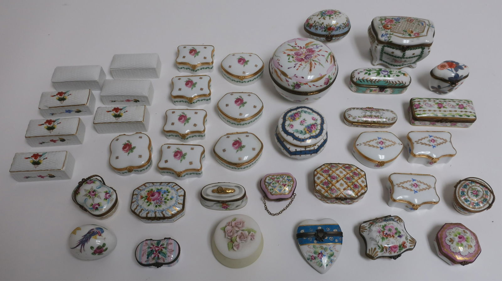 38 Small Porcelain Boxes. Limoges (1 of 8)