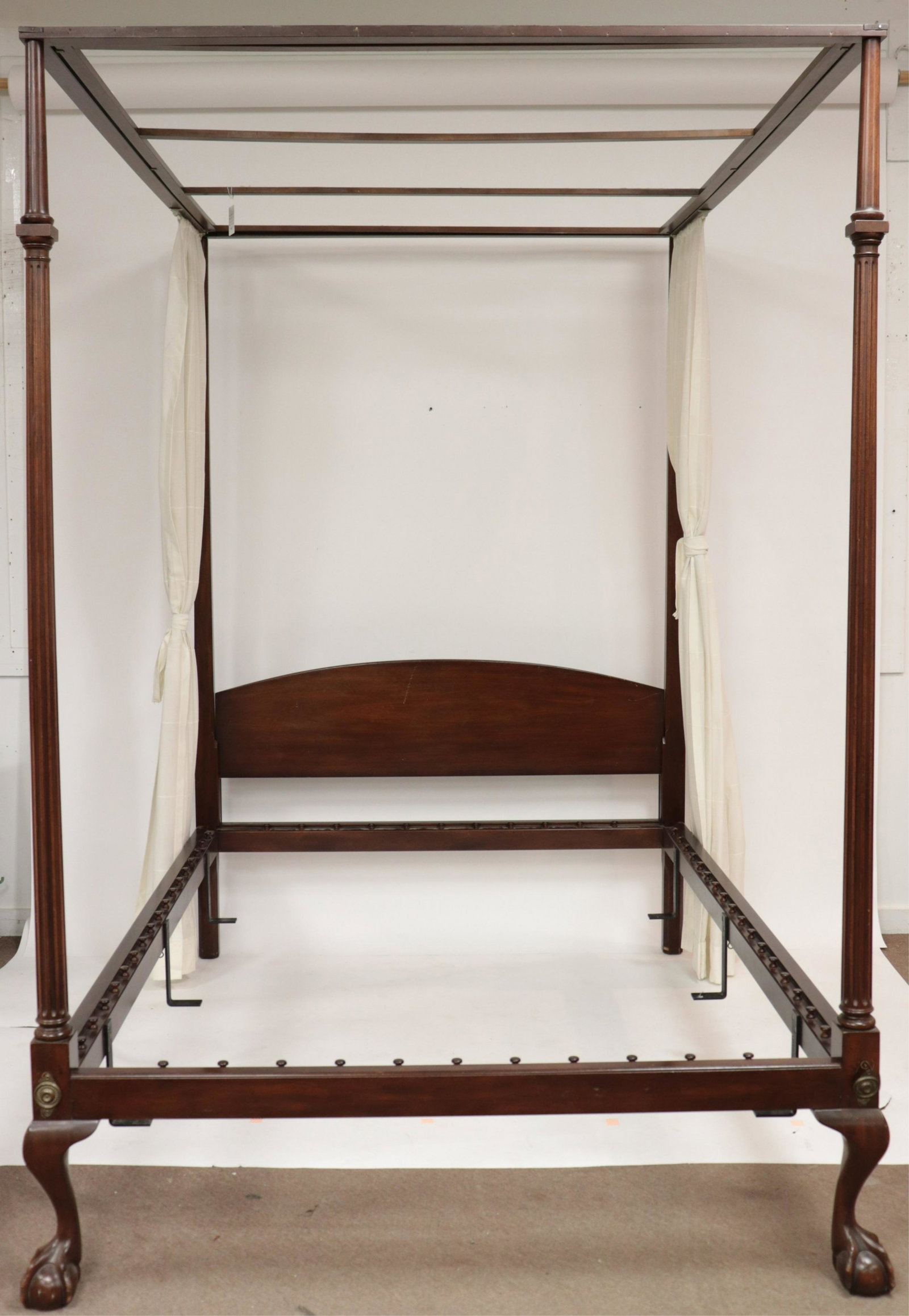 Traditional Mahogany Canopy Bed: Traditional Mahogany Canopy Bed, standard double size (QUNP2717)(WT) Dimensions: 80" H x 78" L x 58" W
