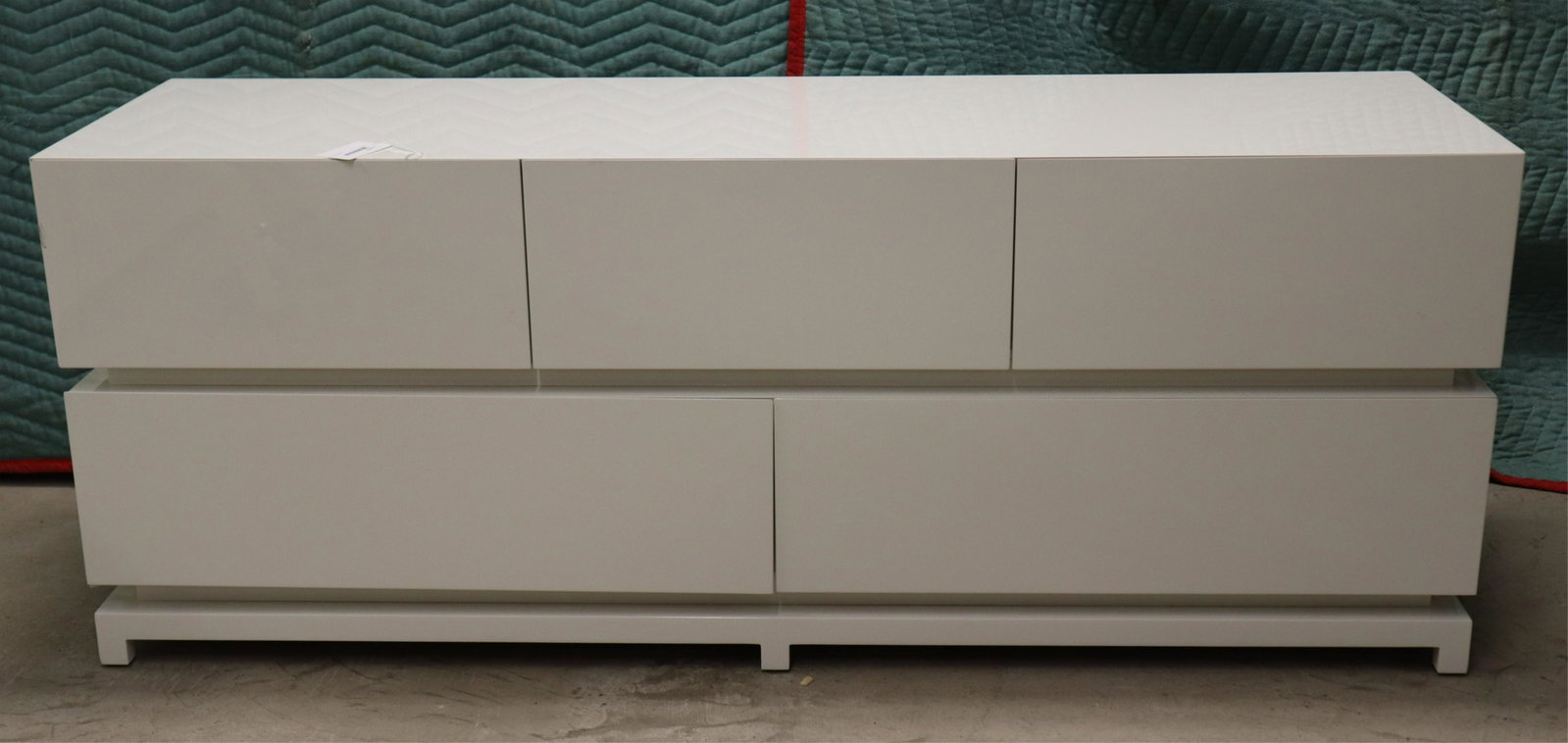 DOM Ediziuni White Lacquer 5 Drawer Chest: Made in Italy (EBAZ1152)(MS) Dimensions: 22 H x 57 W x 17.75 D